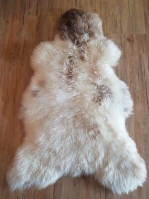dichtwolliges Lammfell in schönem naturweiß mit braun