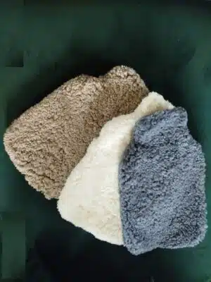 Wärmflaschenbezug aus Lammfell curly