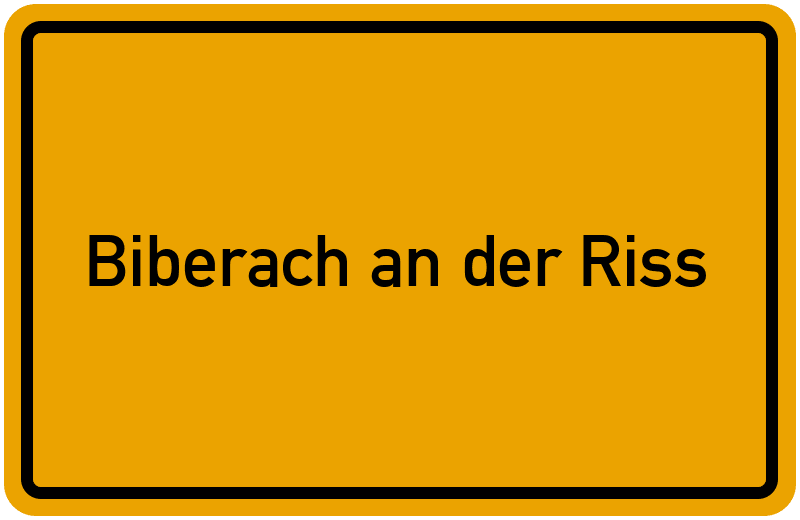 Gelbes rechteckiges Ortsschild mit schwarzem Aufdruck „Biberach an der Riss“.